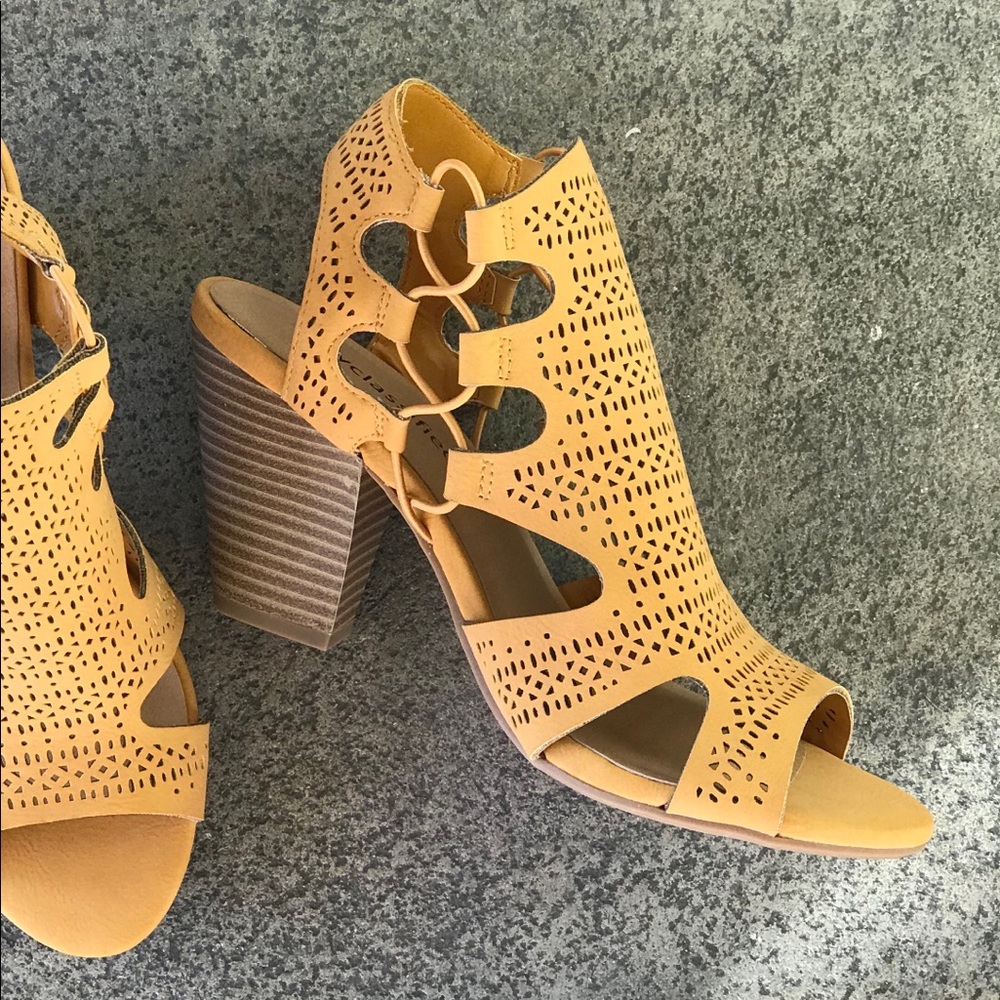 1 Left! City Classified Yellow Stacked Heel Sandal - Picture 4 of 8